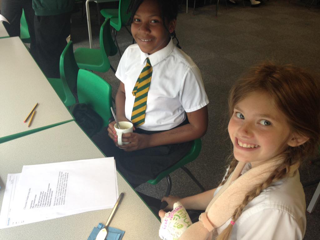 Kender_Y6S's tweet photo. Mmm I wonder whether Bruce Bogtrotter would enjoy these chocolate mug cakes http://t.co/03FbFECo7P