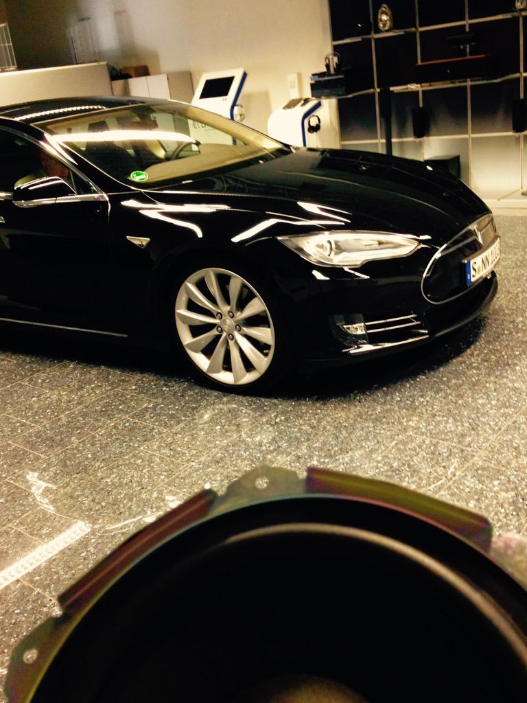 LeToupin's tweet photo. @lesnums on envoie les watts ? #Tesla #premiumsound http://t.co/Ja14WSwm8k