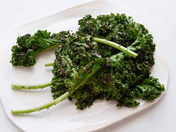 FoodNetwork's tweet image. The foods you should be eating depend on how old you are! Get decade-by-decade tips: foodtv.com/38a83.