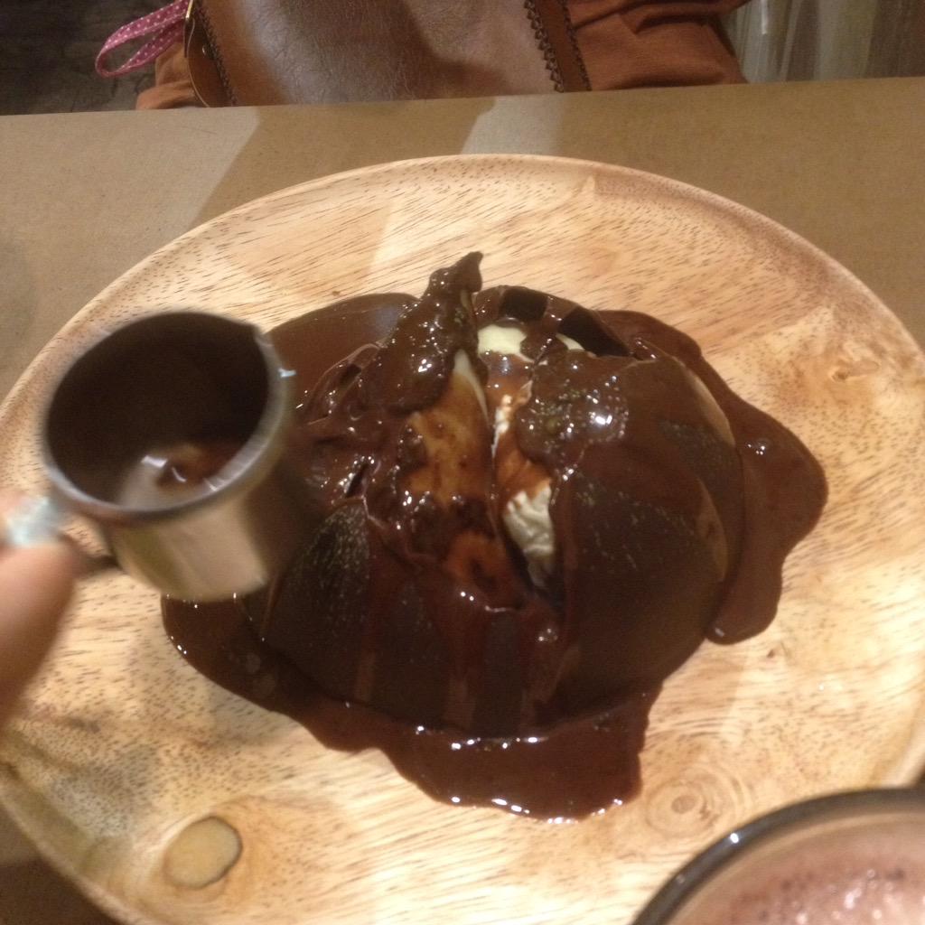 WiiCassii's tweet photo. มัทฉะโดมร้าน White day @The Circle ราชพฤก เวลากินราดช็อคฯร้อนให้โดมละลาย ในโดมมีไอติม เครปครีมมัทฉะ พีชสด #อร่อยไปแดก http://t.co/Z6QbIn9GZx