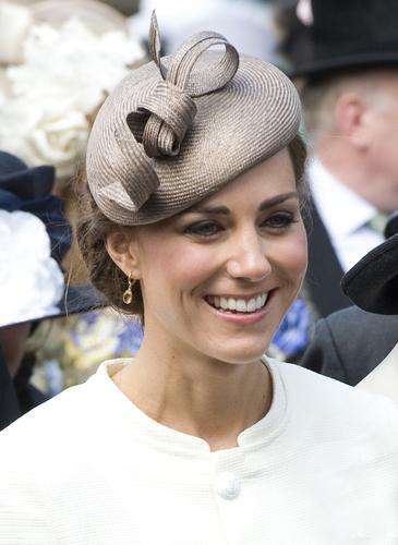 BJeweledCoUK's tweet photo. Kate Middleton’s Jewellery File
http://t.co/d2rOOGUXtf http://t.co/L0dKbxNltN