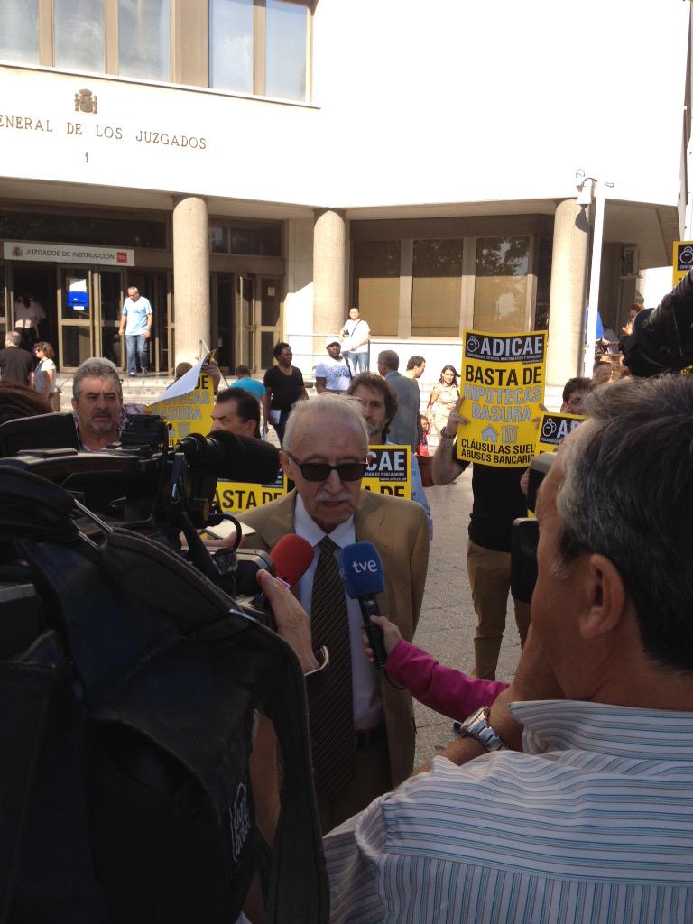 ADICAE's tweet photo. El Presidente de @adicae @ManuelPardos atiende a los medios antes del juicio #NoClausulaSuelo http://t.co/x0D4pVBnxL