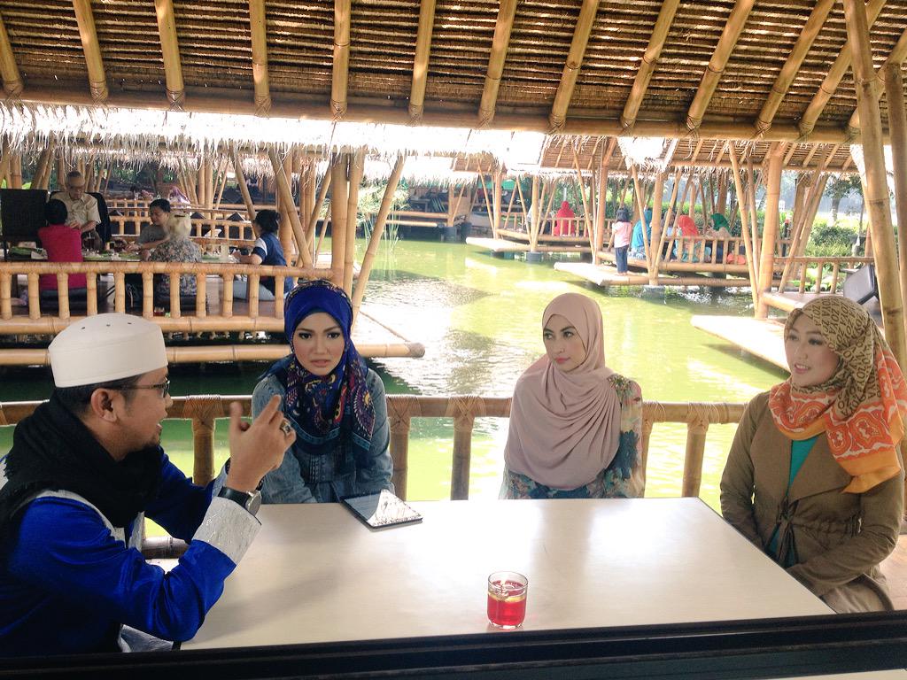 Hijab stories minggu 28 jun 2015 pukul 15.30 bersama Annisa Trihapsari, Habib Fachri, <a href="/_indahkirana_/">indah kirana</a> dan <a href="/yau_mi/">yaumi fitri</a>