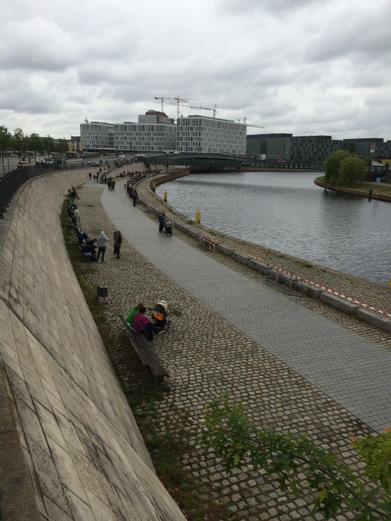 TempoFritz's tweet photo. Hier fährt gleich die Queen vorbei #Spree #queeninberlin @BILD_Promis http://t.co/w3vi3fnEaM