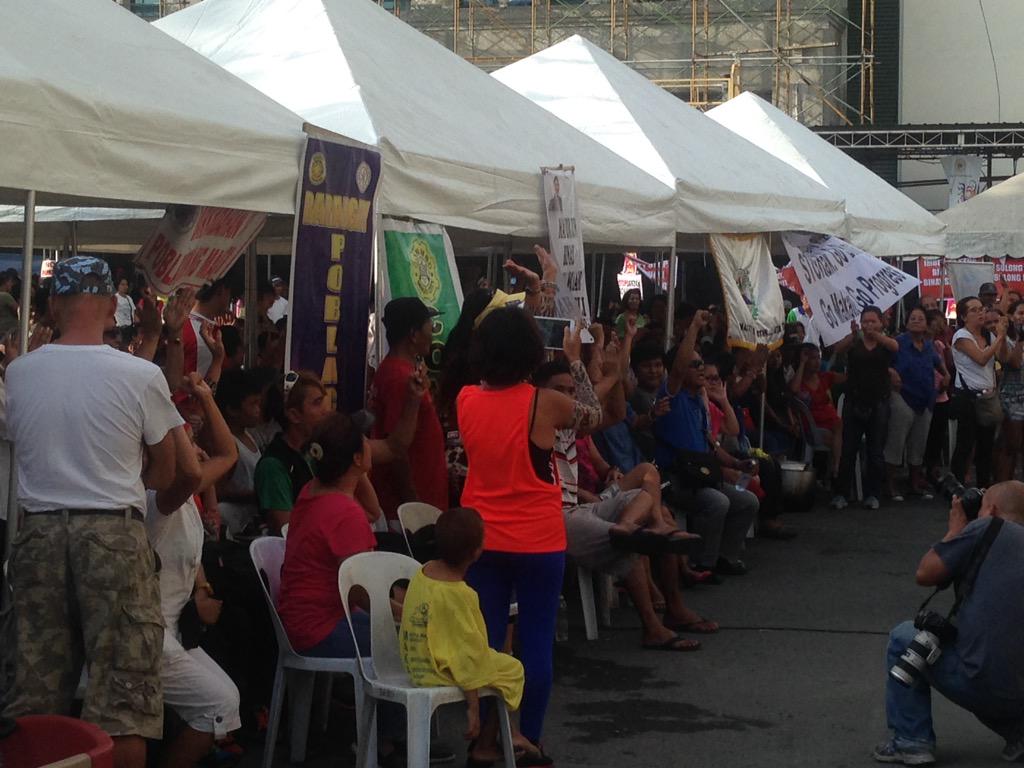 .@VPJojoBinay's supporters receive his speech with a standing ovation | via @_jamesagustin