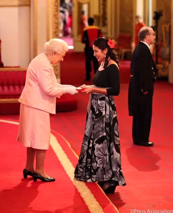 ErnaOptom's tweet photo. Big thanks @JanetsSamoa for my Pacific Outfit worn to her Majesty’s Young Queen’s Leaders Awards Reception #samoa http://t.co/7abn5GxCyT
