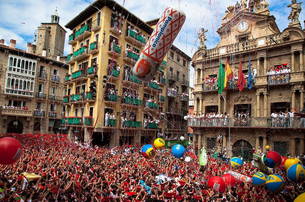 SFpamplona's tweet photo. ¡12 DÍAS para #SanFermin2015! 🔴🐂🕛🌞🎡🎆🎇🍷🍻🍳🎶🎊🙌🔻
 #yafaltamenos http://t.co/7aXY5oHTBH