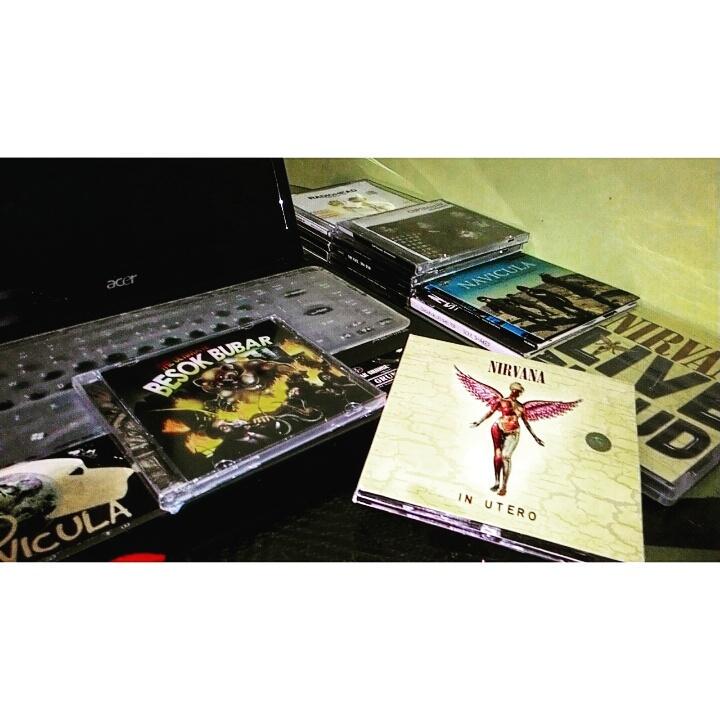 #Pontianak yg doyan grunge wajib punya CD album #THEULTIMATEBB <a href="/BesokBubarMusic/">Besok Bubar | Band</a> &amp; bisa kalian dapatkan di <a href="/nmrqstore/">numerique store</a>