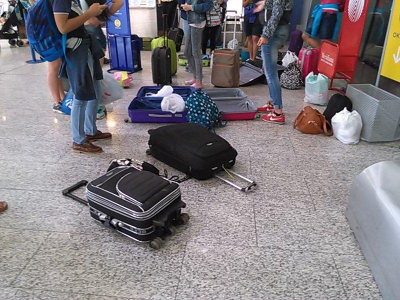 belen_re14's tweet photo. Maletas tiradas en Ryanair #vergüenzaRYANAIR http://t.co/0pGsmpK8ll