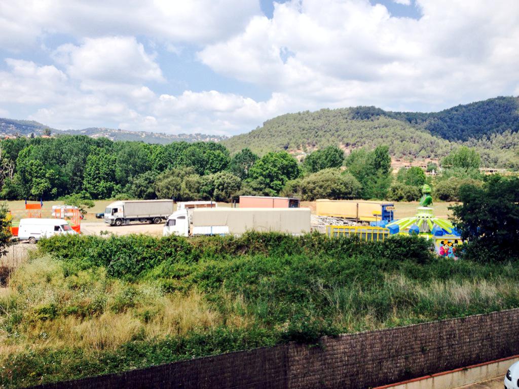 EvaEvarodri's tweet photo. Es prepara #insomnia2015 a #bigues. Tothom treballant en dia festiu, per demΓ comenΓ§ar. Visca la #festamajor http://t.co/Az2SrQMXyv