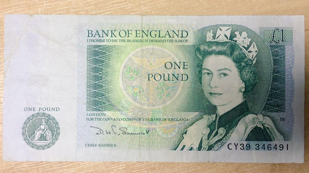 IOShenknives's tweet image. Rooting through my desk drawer in the hopes of finding my missing passport - found this!!! #epic #onepoundnote