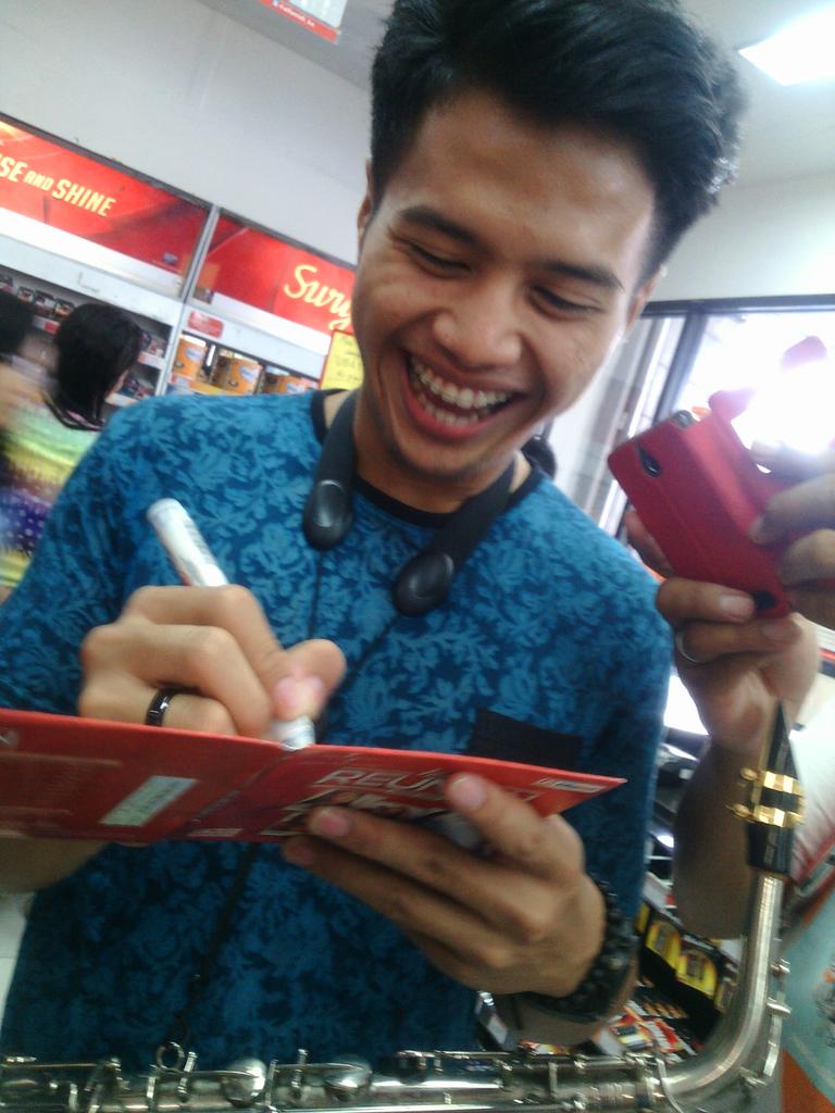 Makasih untuk hari ini.. semoga cdnya terjual melebihi target😊 @UbayIDOL8 <a href="/UbayoursMKS/">Ubayours Makassar</a> <a href="/ubayoursIND/">Ubayours Official</a> <a href="/Universal_Indo/">Perempuan Nackal Salsa</a>