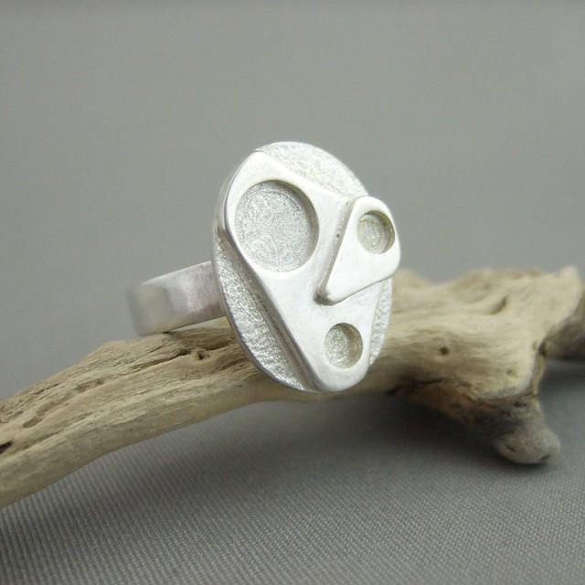 TheSilverForge's tweet photo. 🐇abstract oval ring🐇 #thesilverforge #sterlingsilver #abstract #ring #onlineshop #handmadeinbrisbane #silversmith http://t.co/8uW9lArIM2