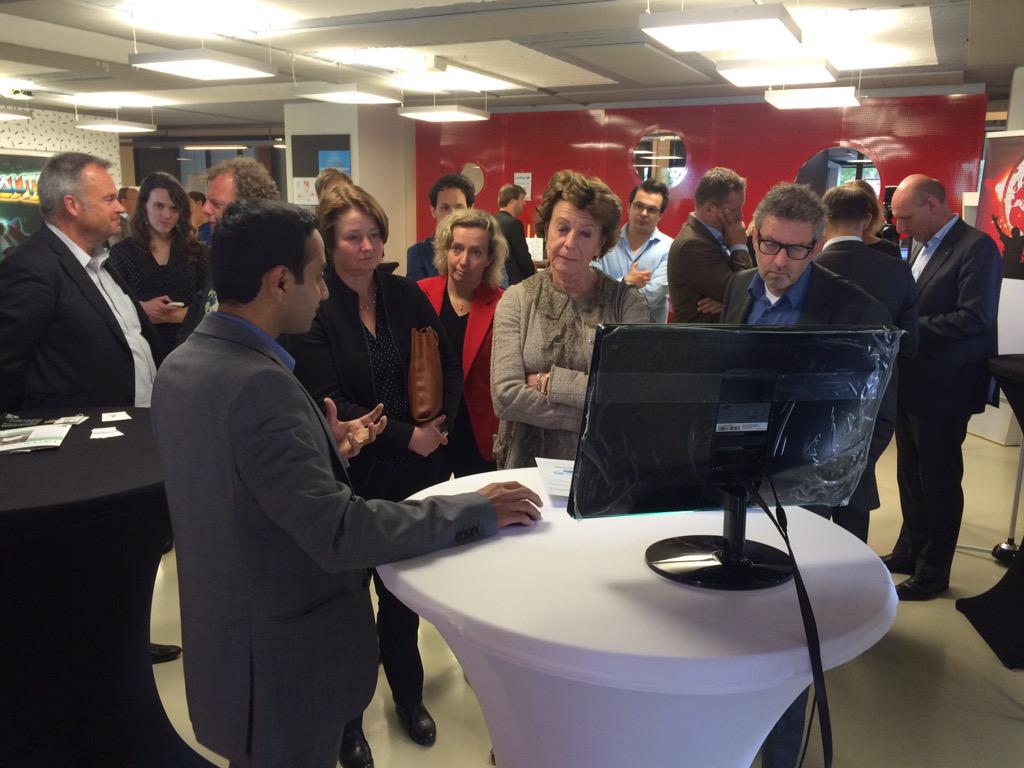 rraatgever's tweet photo. @SustAnalyze pitches for @NeelieKroesEU and team @StartupDelta. Great spin-off example of @UtrechtUni http://t.co/GS5GkU2JC2