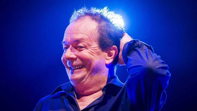 volkskrant's tweet photo. Zanger Thé Lau (62) overleden http://t.co/inZI8zmCJU http://t.co/O9YbxHLgis