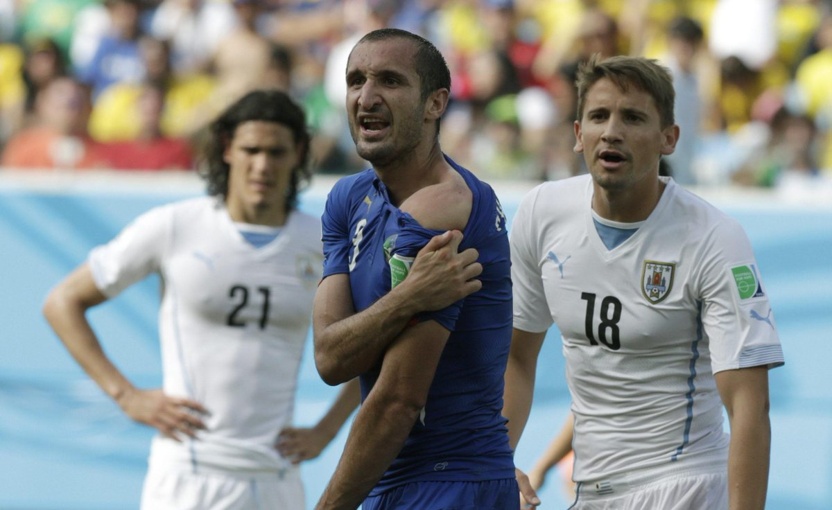 portalmvd's tweet photo. Hoy se cumple un año de la mordida a Chiellini. Recordamos las repercusiones inmediatas http://t.co/xIXHPw2Nxy http://t.co/mDa2g7YLhm