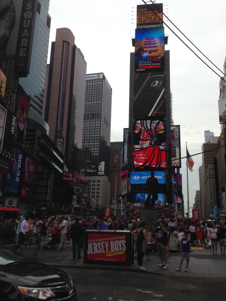 NicoBechtel's tweet photo. NYC: #Schwerbeeindruckt Timesquare: #Totalgeflasht Topoftherock: #grandioseaussicht #tobisfußphuuu #USNET http://t.co/2Ww41IS6WE