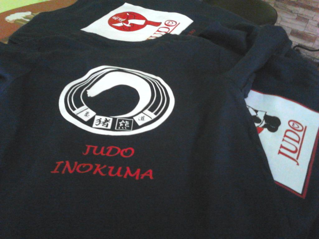 InokumaJudoGu's tweet photo. Así lucen las camisetas Inokuma Judo para este verano... #tshirtss #judo #inokuma http://t.co/z48KWqa4Oz