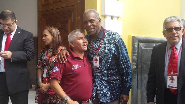 Danny Glover llega a la AN para participar en los actos conmemorativos del 194 aniversario de la Batalla de Carabobo