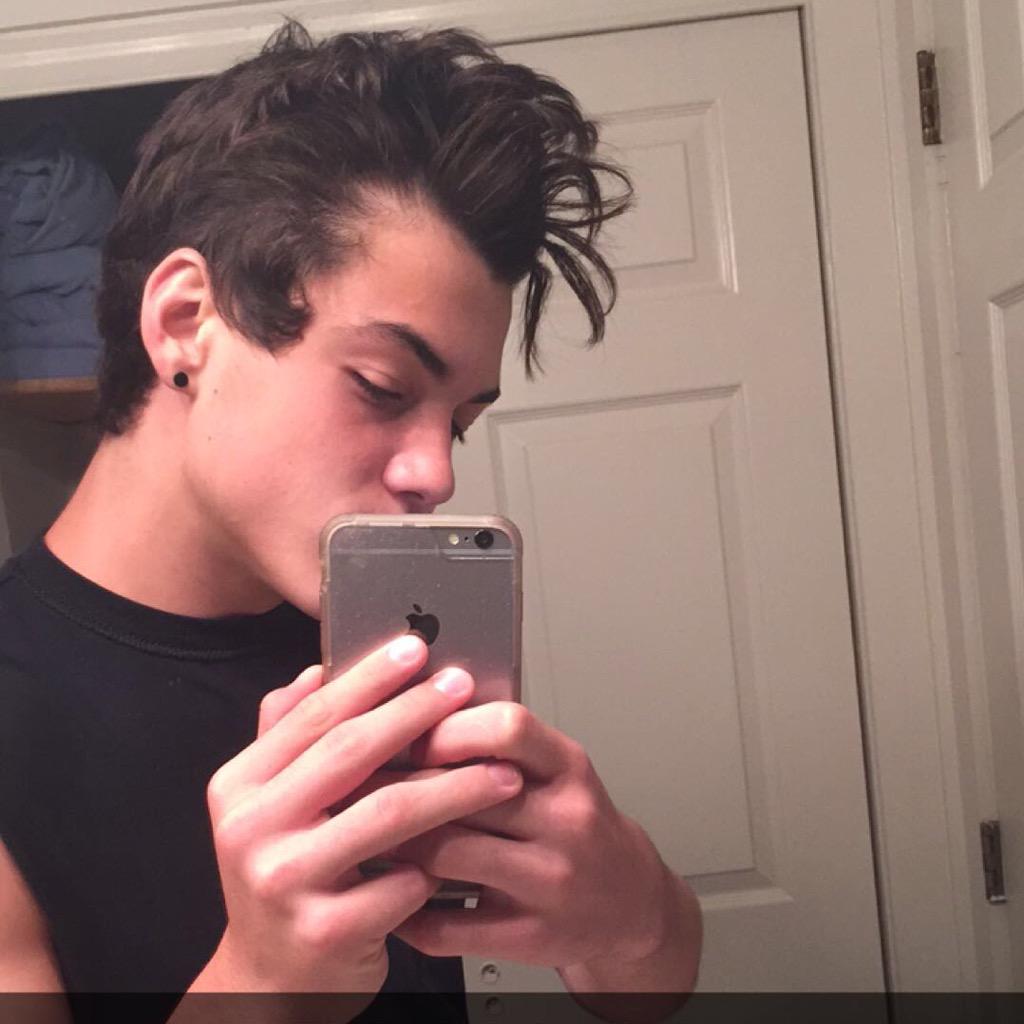 TheDolanTeam's tweet photo. #EthanTo1Million @EthanDolan http://t.co/bl7AWZlqaP
