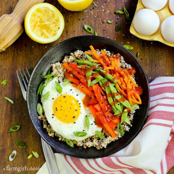 FarmgirlsDabble's tweet photo. {new} Lemon Quinoa and Egg Bowls with Veggies and Sriracha http://t.co/58FuYtP6xI #GoodEggProject #packedwithprotein http://t.co/eecYfLLHgI