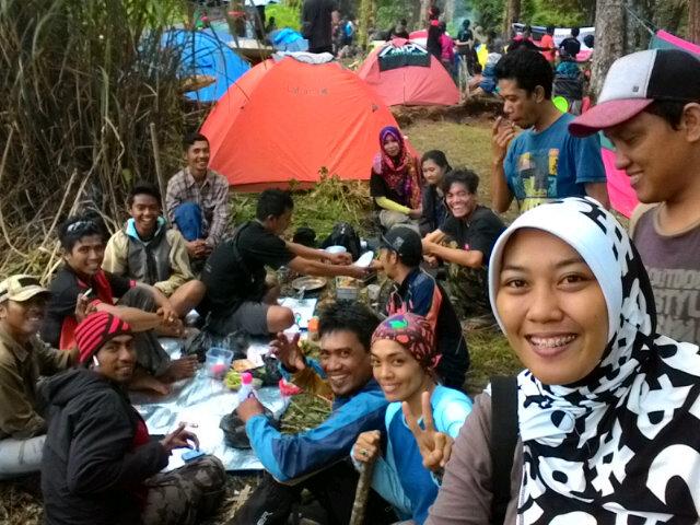 yuliamakaranu's tweet photo. @GunungTambora ini foto waktu di Pos 3 foto bareng pendaki Dua Abad Tambora Menyapa Dunia http://t.co/kZGxXWt9NL