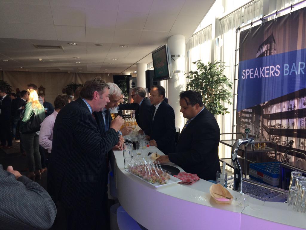 Ondertussen achter de bar bij de #BOShow tappen <a href="/JCdeJager/">Jan Kees de Jager</a> <a href="/patrickpijl/">Patrick van der Pijl</a> en <a href="/jeroensmitenzo/">jeroen smit</a> uit een ander vaatje