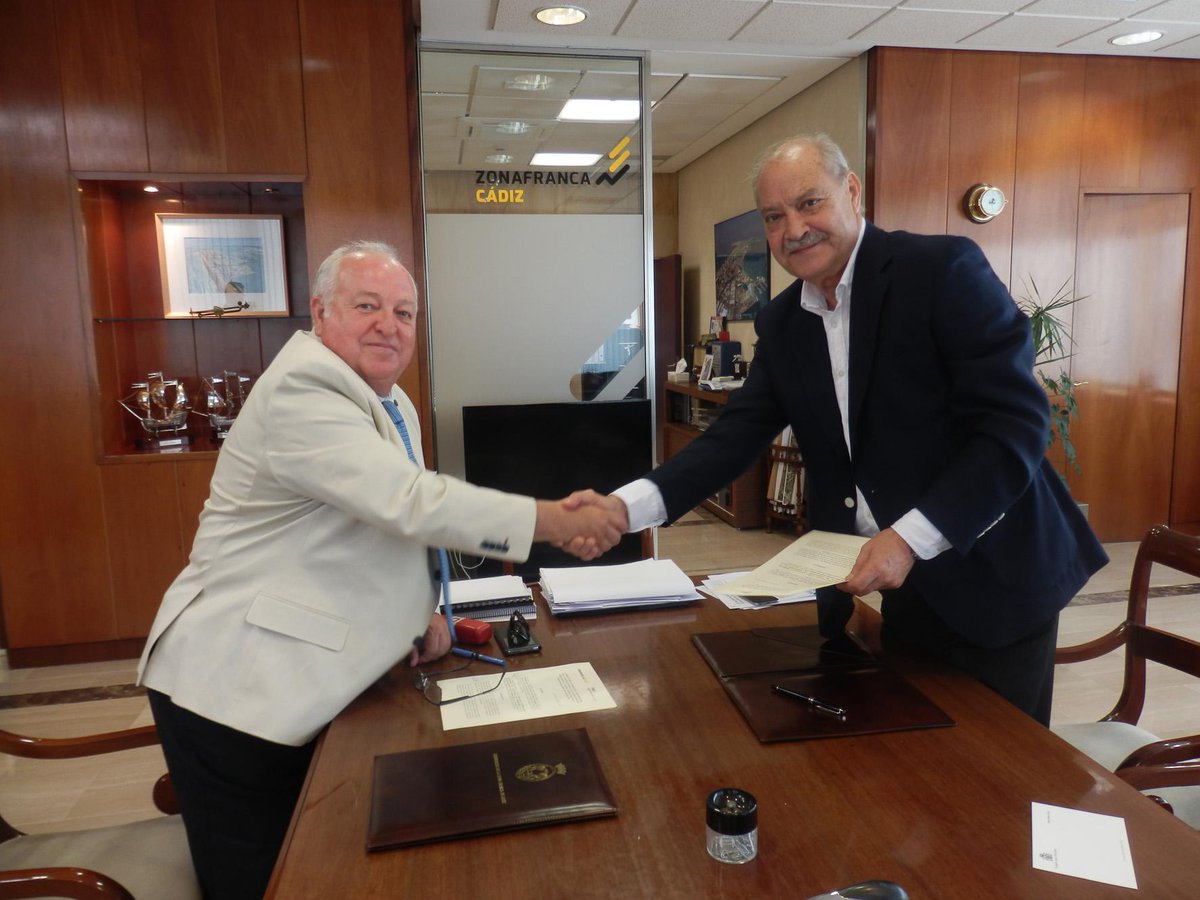 ZFCadiz's tweet photo. La @faeccadiz firma un Convenio con @ZFCadiz para difundir las ventajas, servicios e instalaciones del Consorcio. http://t.co/qypN7aeGMf