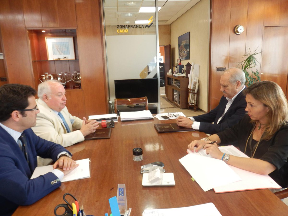 ZFCadiz's tweet photo. La @faeccadiz firma un Convenio con @ZFCadiz para difundir las ventajas, servicios e instalaciones del Consorcio. http://t.co/qypN7aeGMf