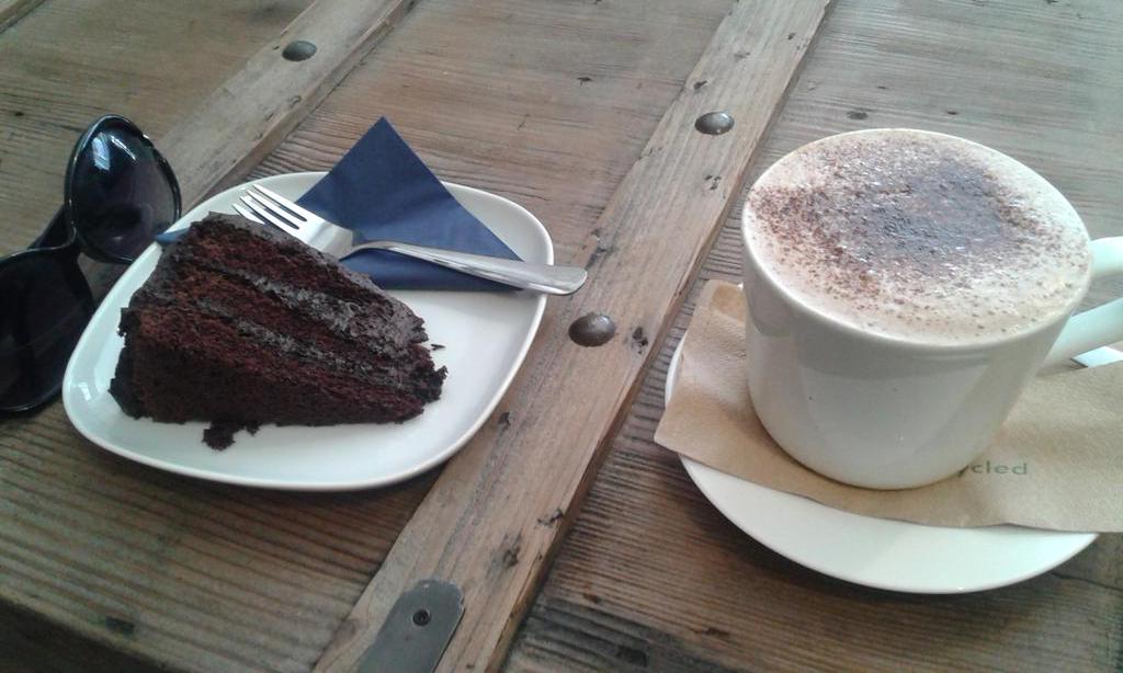 TheresaBan's tweet image. Relaxing with the lil one in the bistro #Eastbourne #maxfields #resting