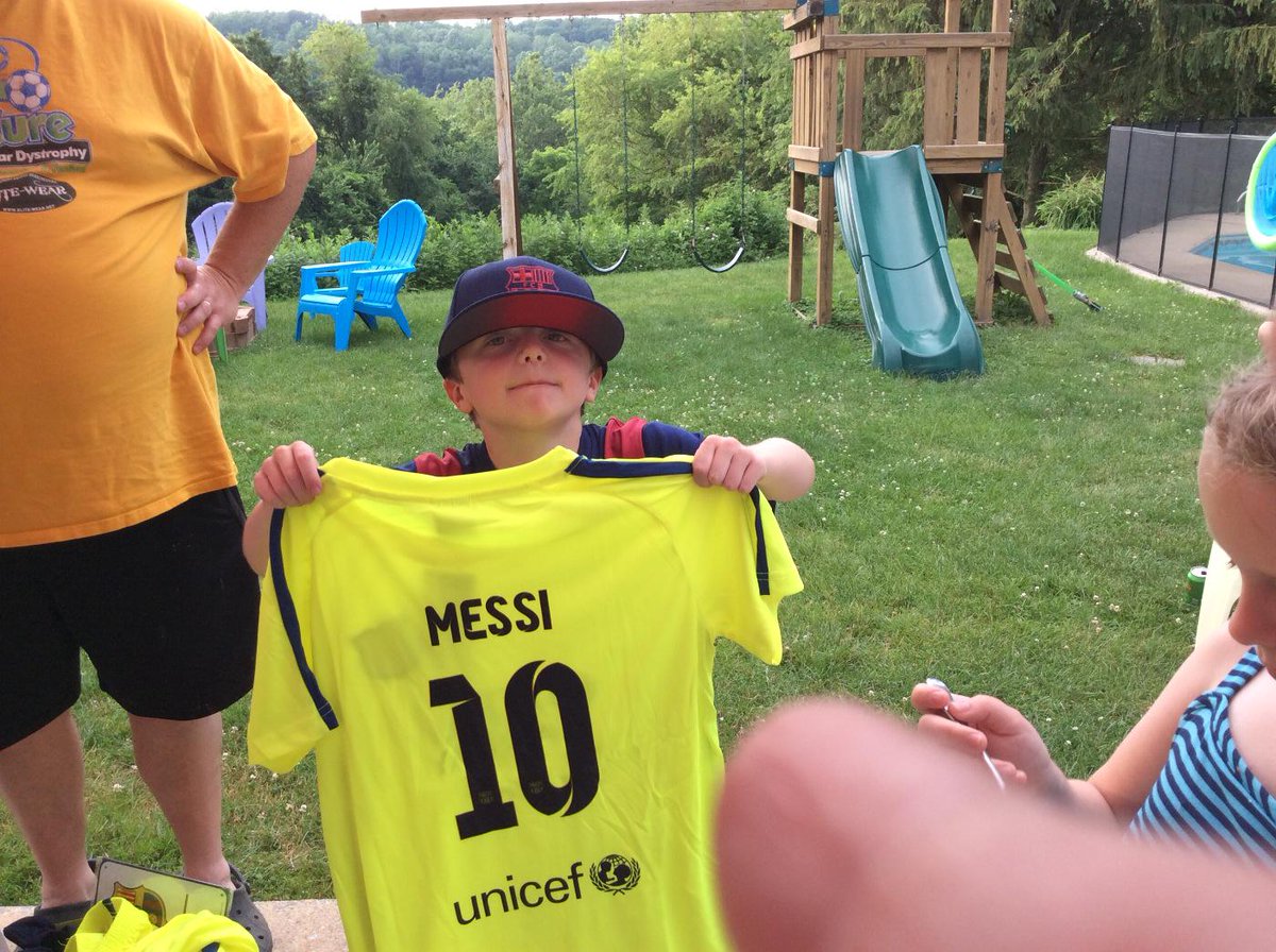 MessiMeetHenry's tweet photo. @FCBarcelona @fundacionmessi Feliz cumpleaños Leo! Henry tiene distrofia muscular y quiere conocerle. #messimeethenry http://t.co/cdSs9KweRQ
