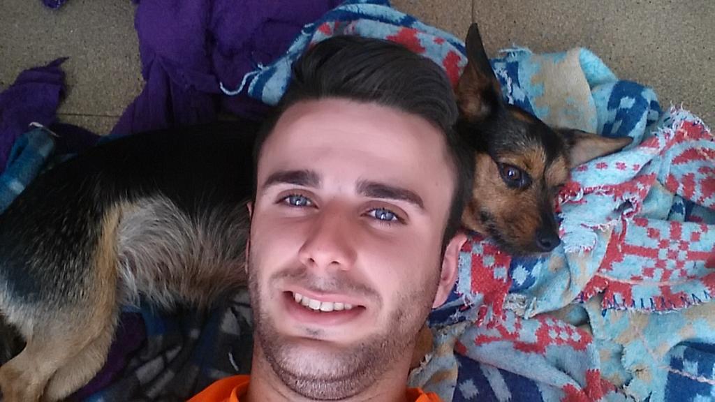 chorliteras's tweet photo. Bueno pues ya que hemos jugado un pokito..ella se keda aki a dormir al sol.. y yo me tengo k ir al tajo..¡¡ jum jum http://t.co/0IM00GYVlK