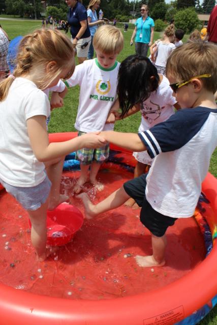 WCSDProud's tweet photo. More pics from Plank South Field Day! @RobHathaway76 #pizzaboxrelay #marblesinpool #equalsFUN http://t.co/XOJ20SlIvz