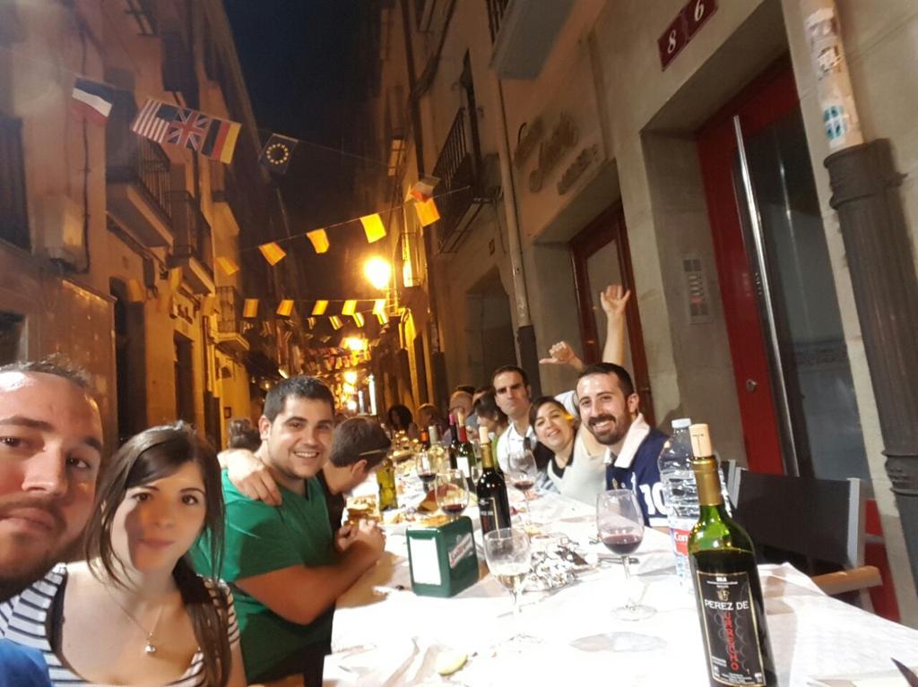 Cena de San Juan en la calle