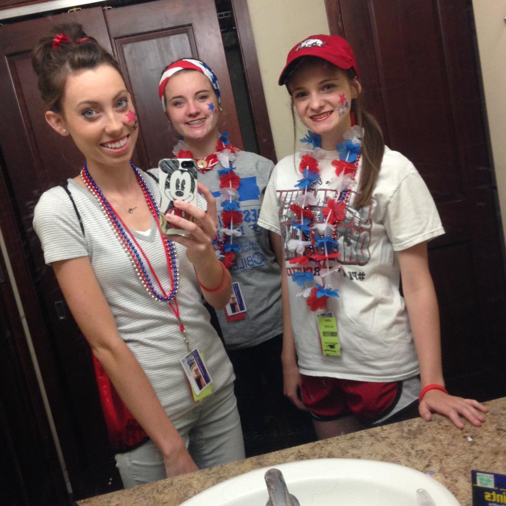 faithburroughs's tweet photo. going to school.. RED SCHOOL❤️ #ssarmerica @SuperSummerAR @school_red http://t.co/no7JnBFU3X
