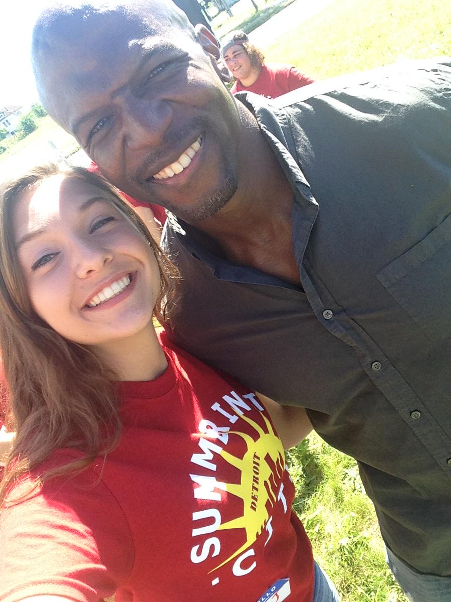 sitcdetroit's tweet photo. Day One of our 14th summer was a success! Volunteers, popsicles and a TV star. http://t.co/9ypn4XAQJj