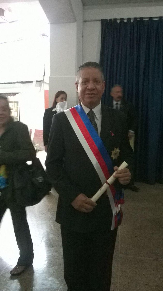 naremisilva's tweet photo. El Ilustre Colegio de Abogados de Caracas condecoró a Luis Larios, abogado de la Defensoria UNT. http://t.co/4cvK9D2wGc