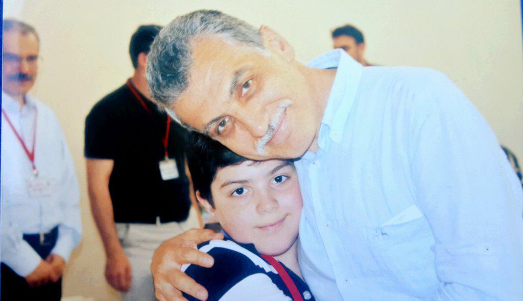 SIDKIKARACA's tweet photo. Babam @hidayet_karaca 'nın cezaevi tarafından çekilen, 7 ay sonraki ilk resmi.
Kardeşim ile hasret gideriyorlar. http://t.co/NknYO3d0E1