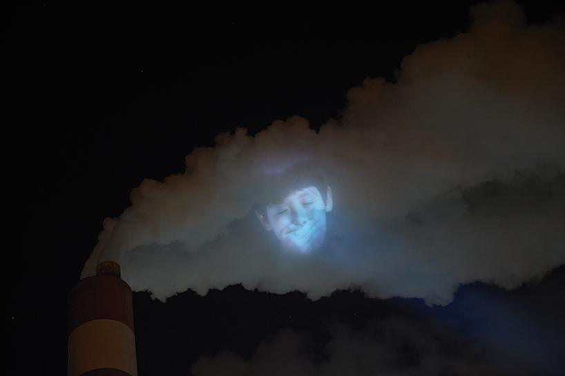 lacriaturacreat's tweet photo. El humo de las fábricas convertido en soporte publicitario contra la contaminación http://t.co/i6jM5rVLHq http://t.co/bPcL2OOXpK
