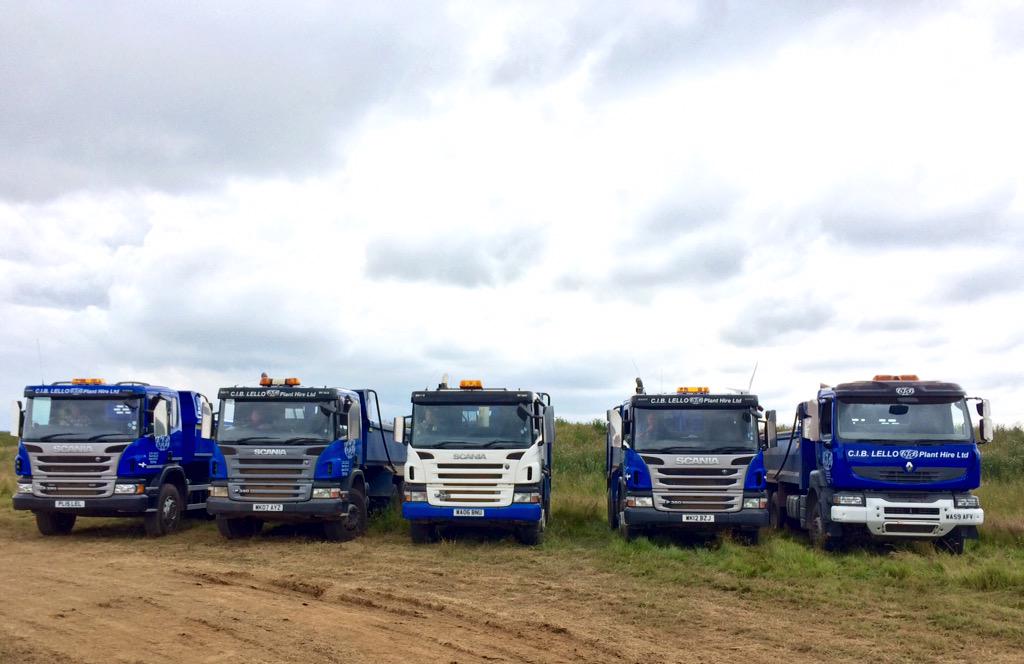 CIBLELLO's tweet photo. Our 6w fleet on lunch today! #Scania #renaulttrucks @ScaniaUK @RenaultTrucksUK #ciblello #cornwall #TrackOfTheDay http://t.co/r0gbF0fmQG