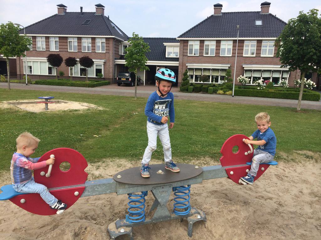 GeerdinkChantal's tweet photo. Met de boys op stap in de buurt! #Fun http://t.co/V9W6mYuJbW
