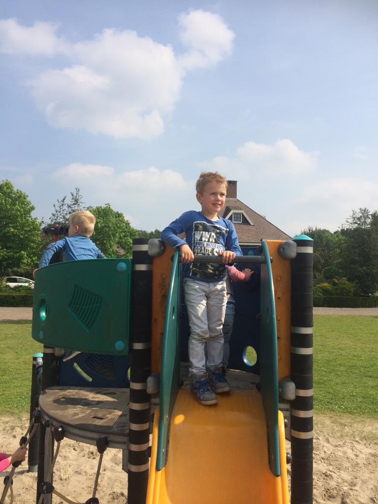 GeerdinkChantal's tweet photo. Met de boys op stap in de buurt! #Fun http://t.co/V9W6mYuJbW