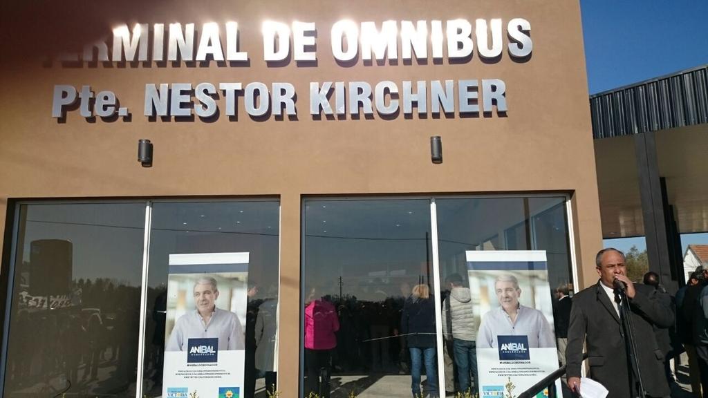 FernandezAnibal's tweet photo. Estamos en Roque Pérez con el Intendente Chinchu Gasparini, en la nueva estación de ómnibus Néstor Kirchner http://t.co/l8VP7X1SKS