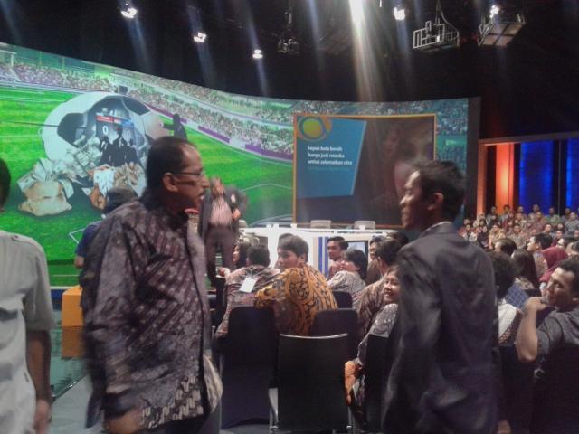 Budifredik's tweet photo. "@revolupssi: Berlanjut seletelah acara. Seru. http://t.co/lLM9y76qWr"#MataNajwa "Lanjutkan"
