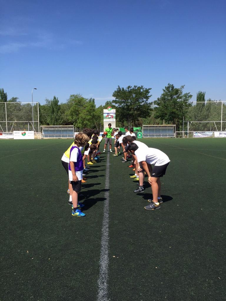 CampusNachoMar's tweet photo. Hoy torneo de faltas, ejercicios de precisión, Futbeisbol y para acabar el día, chapuzón! Mañana más... http://t.co/uft7UXjnI1
