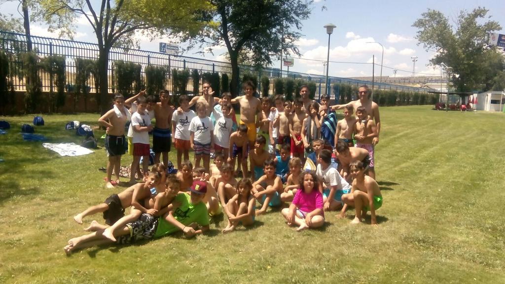 CampusNachoMar's tweet photo. Hoy torneo de faltas, ejercicios de precisión, Futbeisbol y para acabar el día, chapuzón! Mañana más... http://t.co/uft7UXjnI1
