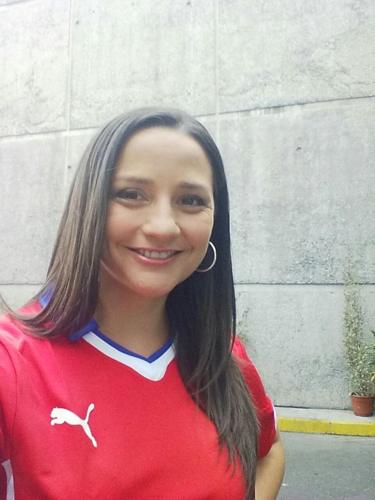 AndreaAristegui's tweet photo. Si quieres ganarte esta camiseta de Chile, responde usando el #24HDeportes cómo le irá hoy a #CHI frente a #URU http://t.co/FCTZSMeqaA