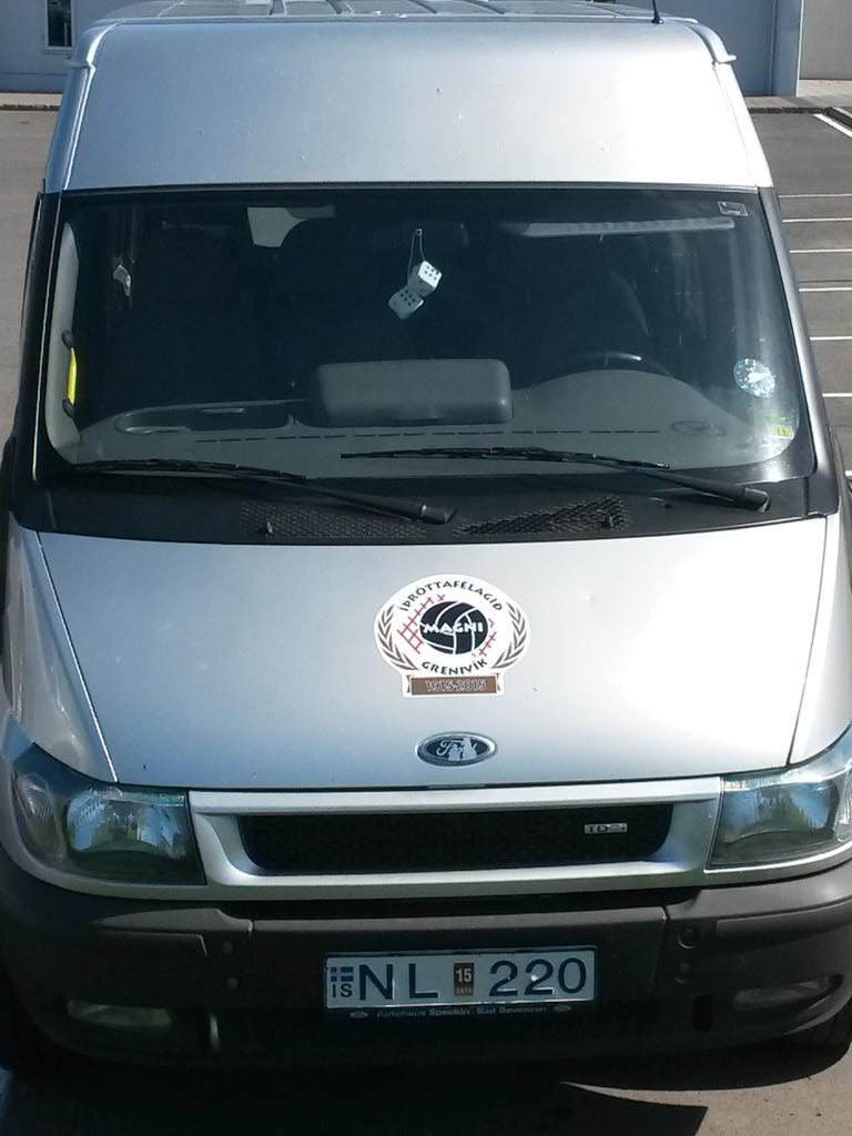 Flameboypro's tweet photo. Rakst à þessa merktu liðsrútu fyrir utan líkamsræktarstöð àðan. #stórveldi #Magni #Grenivík #beintupp #3deild http://t.co/jg9K99afEt