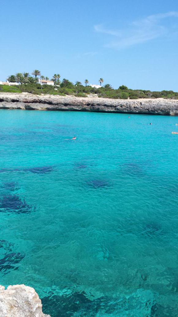 Isamadolell's tweet photo. No es falso!!! Este color de agua existe!!! Lo acabo de comprobar!!!! 😁😁😁 #Menorca http://t.co/3MvyMRTgNv