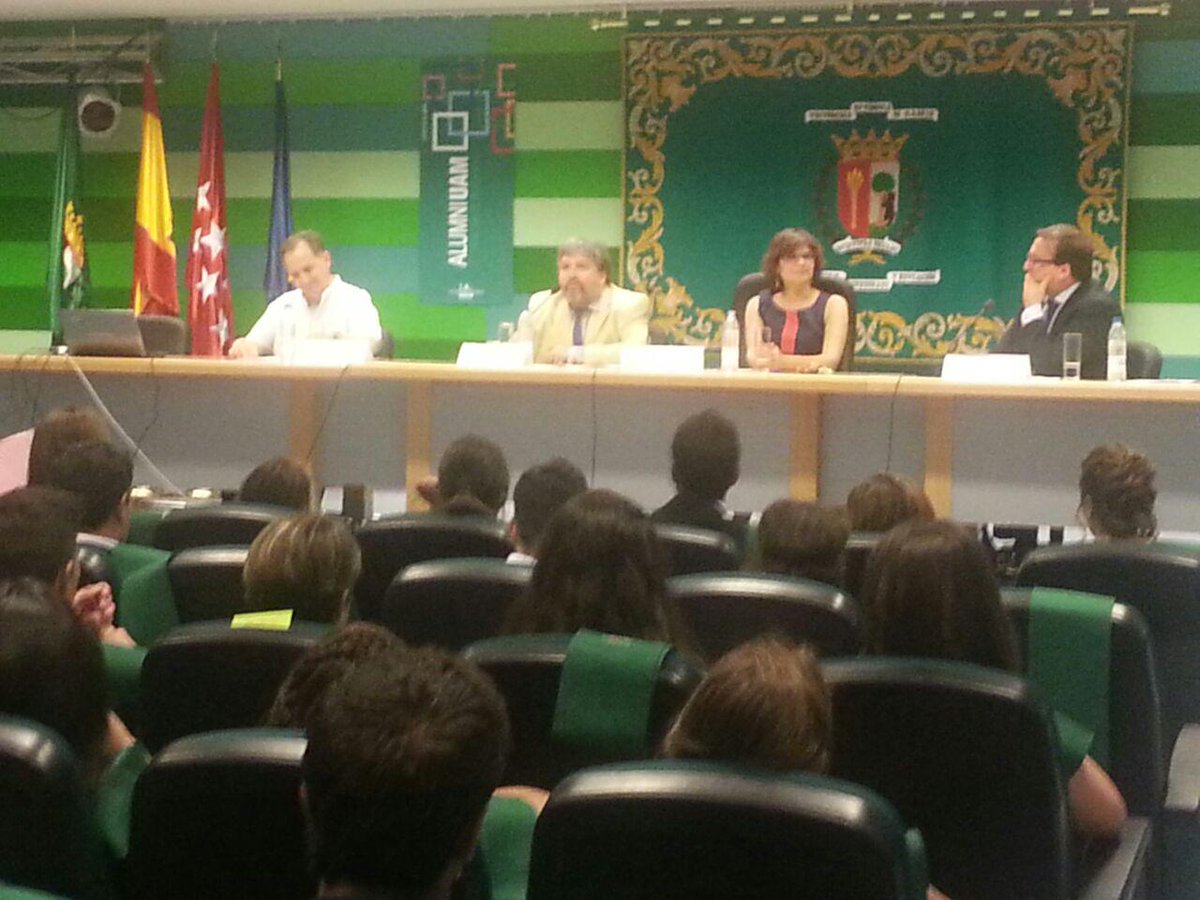 FaculEDUAM's tweet photo. L@s alum@s de #GradoPrimaria 2015 de la @FaculEDUAM, en el acto de graduación. !Enhorabuena! Good luck. :) http://t.co/hdMgUQGZgi